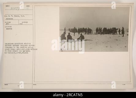 Telephone Executive Station, où des officiers étudiants sont vus donnant des ordres à la 3e Section, Bat. A de la 142nd Field Artillery, 64th Brigade, pendant la première Guerre mondiale. Les officiers dirigent le tir de canons français de 155 mm au Valdahon, Doubs, France. Cette photographie a été prise le 5 avril 1919 par le lieutenant R. W. Sears, S.C. Banque D'Images