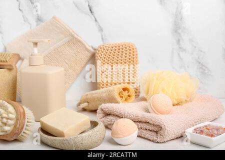 Ensemble de différentes fournitures de bain sur la table lumineuse Banque D'Images