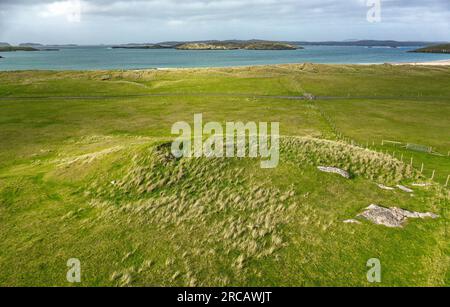 Traigh Na Berie préhistorique vue comme dépression ronde côté gauche du monticule artificiel. Sur les dunes de sable de la plage de Traigh Na Berie, Bhaltos, Lewis Banque D'Images