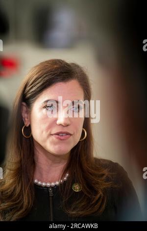 Washington, Vereinigte Staaten. 13 juillet 2023. Nancy Mace (républicaine de Caroline du Sud), représentante des États-Unis, s'entretient avec des journalistes au Capitole des États-Unis à Washington, DC, jeudi 13 juillet 2023. Crédit : Rod Lamkey/CNP/dpa/Alamy Live News Banque D'Images