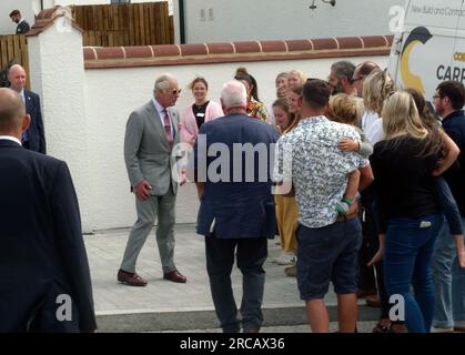 Acteur Gillian Anderson, X Files, point G, tournage du long métrage The Salt Path. Ici portant un pyjama sur la plage publique à Sandymouth pendant le tournage, en personnage, en tant qu'auteur de Salt Path Raynor Winn, Cornwall UK. 10 juillet 2023. Robert Taylor/Alamy Live News Banque D'Images