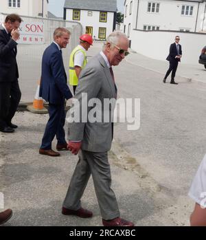 Acteur Gillian Anderson, X Files, point G, tournage du long métrage The Salt Path. Ici portant un pyjama sur la plage publique à Sandymouth pendant le tournage, en personnage, en tant qu'auteur de Salt Path Raynor Winn, Cornwall UK. 10 juillet 2023. Robert Taylor/Alamy Live News Banque D'Images