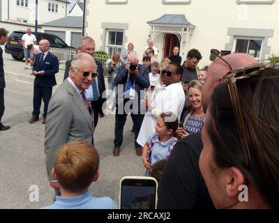 Acteur Gillian Anderson, X Files, point G, tournage du long métrage The Salt Path. Ici portant un pyjama sur la plage publique à Sandymouth pendant le tournage, en personnage, en tant qu'auteur de Salt Path Raynor Winn, Cornwall UK. 10 juillet 2023. Robert Taylor/Alamy Live News Banque D'Images