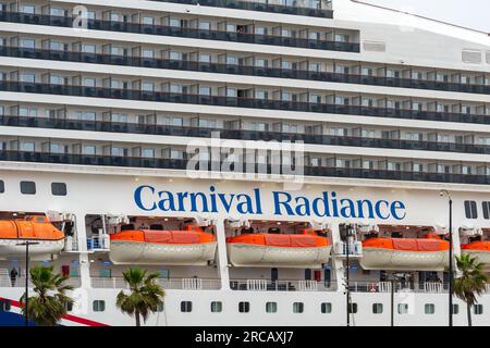 Ensenada, Colombie-Britannique, Mexique – 4 juin 2023 : navire de croisière Carnival Radiance avec vue sur les balcons et les canots de sauvetage amarrés à Ensenada, Mexique. Banque D'Images