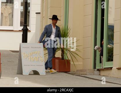 Acteur Gillian Anderson, X Files, point G, tournage du long métrage The Salt Path. Ici portant un pyjama sur la plage publique à Sandymouth pendant le tournage, en personnage, en tant qu'auteur de Salt Path Raynor Winn, Cornwall UK. 10 juillet 2023. Robert Taylor/Alamy Live News Banque D'Images