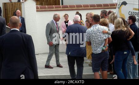 Acteur Gillian Anderson, X Files, point G, tournage du long métrage The Salt Path. Ici portant un pyjama sur la plage publique à Sandymouth pendant le tournage, en personnage, en tant qu'auteur de Salt Path Raynor Winn, Cornwall UK. 10 juillet 2023. Robert Taylor/Alamy Live News Banque D'Images