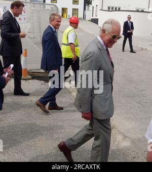 Acteur Gillian Anderson, X Files, point G, tournage du long métrage The Salt Path. Ici portant un pyjama sur la plage publique à Sandymouth pendant le tournage, en personnage, en tant qu'auteur de Salt Path Raynor Winn, Cornwall UK. 10 juillet 2023. Robert Taylor/Alamy Live News Banque D'Images