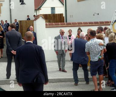 Acteur Gillian Anderson, X Files, point G, tournage du long métrage The Salt Path. Ici portant un pyjama sur la plage publique à Sandymouth pendant le tournage, en personnage, en tant qu'auteur de Salt Path Raynor Winn, Cornwall UK. 10 juillet 2023. Robert Taylor/Alamy Live News Banque D'Images