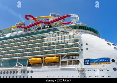 Ensenada, Colombie-Britannique, Mexique – 4 juin 2023 : navire de croisière Navigator of the Seas de Royal Caribbean avec vue sur le toboggan aquatique et les balcons. Banque D'Images