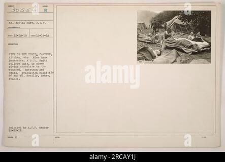 Une volontaire américaine de la Croix-Rouge, Mlle Anna Rochester, de l'unité Smith College, est vue donnant du chocolat à des soldats blessés à la cantine des tentes dans les hôpitaux d'évacuation #6 et #7 à Souilly, Meuse, France. La photographie a été prise le 14 octobre 1918 et a été publiée par l'A.E.F. Censurer le 23 décembre 1918. Banque D'Images