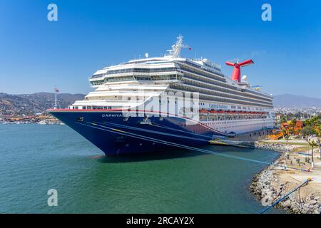 Ensenada, Colombie-Britannique, Mexique – 4 juin 2023 : vue d’ensemble du navire de croisière Carnival Radiance de Carnival Corporation amarré dans le port d’Ensenada, en Basse-Californie Banque D'Images