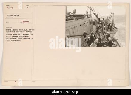 U.S.S. George Washington effectue un exercice d'abandon de navire dans l'océan Atlantique. Des membres du Parti présidentiel en route pour la Conférence de paix peuvent être vus à bord. Cette photographie fait partie de la collection prise par le signal corps, numérotée 63 185, et prise en 1918-19. Banque D'Images