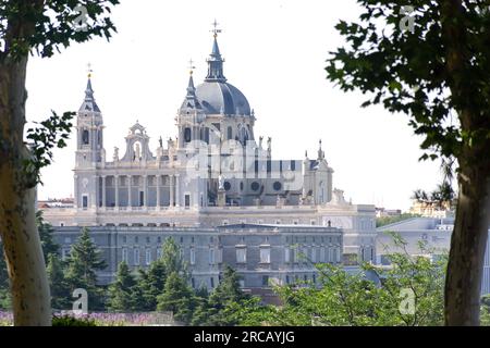 Cathédrale de l'Almudena (Catedral de la Almudena), depuis le belvédère du Parque de la Montaña, Centro, Madrid, Royaume d'Espagne Banque D'Images