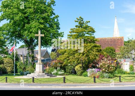 Mémorial de guerre sur vert, Church Road, Bembridge, île de Wight, Angleterre, Royaume-Uni Banque D'Images