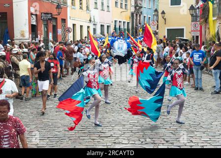 Salvador, Bahia, Brésil - 02 juillet 2022: Les élèves des écoles publiques dansent lors des hommages à l'indépendance de Bahia, à Pelourinho, Salva Banque D'Images