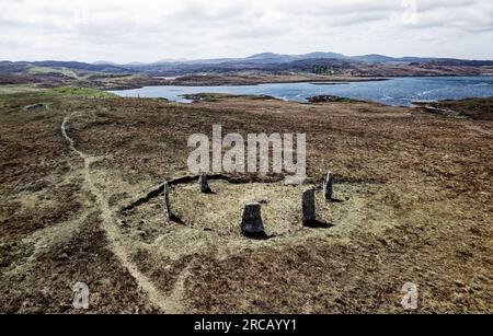 Garynahine cercle de pierre néolithique préhistorique aka Callanish IV Calanais IV. Île de Lewis, Hébrides extérieures. En regardant vers le sud-ouest jusqu'au Loch Ceann Hulabhaig Banque D'Images