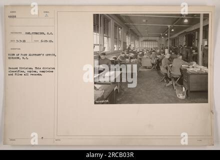 Photographie du bureau de l'adjudant de Port à Hoboken, New Jersey. Le bureau fait partie de la Division des dossiers, qui est responsable de classer, de copier, de remplir et de classer tous les dossiers. Cette image a été prise le 25 juin 1919 par le photographe SGT. Stemizer, S.C., et reçu le 7 juillet 1919. Des notes supplémentaires indiquent que le numéro de dossier est 58595. Banque D'Images