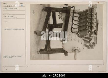 Image montrant un moteur Liberty Twelve du signal corps, États-Unis La photographie a été prise le 15 novembre 1918. Il a été publié avec l'approbation du censeur du M.I.D. le 19 novembre 1918. La légende se lit comme suit : ©25607 LIBERTY-MODEL B. Banque D'Images