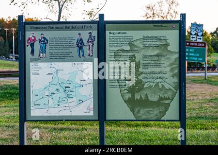 Double signe au Manassas National Battlefield Park avec une carte et l'histoire sur un panneau et les règlements sur l'autre, Manassas, Virginie, États-Unis Banque D'Images