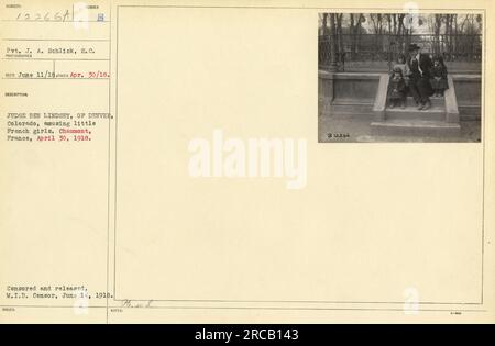 Le soldat J.A. Schlick du signal corps pose avec le juge Ben Lindsey de Denver, Colorado, et plusieurs filles françaises à Chaumont, France, le 30 avril 1918. La photographie a été prise le 11 juin 1918 et a été censurée et publiée par le censeur du M.I.B. le 14 juin 1918. Banque D'Images