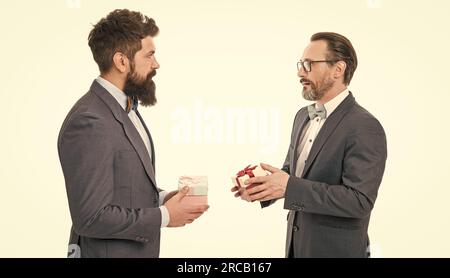 Cadeaux classiques pour homme. Les gens d'affaires célèbrent les vacances. Concept de fête d'entreprise. Cadeau de taille basse barbu acheté. Achats de vacances. Achetez des cadeaux Banque D'Images