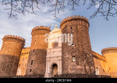 Castel Nuovo ou Maschio Angioino est un château médiéval situé en face de la Piazza Municipio et de l'hôtel de ville (Palazzo San Giacomo) à Naples, en Campanie Banque D'Images