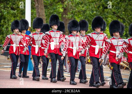 Londres, Royaume-Uni, juin 26 2023 : Grenadier Guards après avoir été relevé de leurs postes de sentinelle au palais de Buckingham. Kings Guard marche dans le centre commercial Banque D'Images