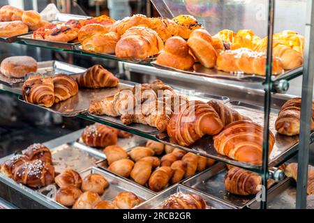 Produits typiques de pâtisserie napolitaine vendus dans une boulangerie locale à Naples, Campanie, Italie. Banque D'Images