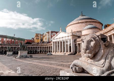 Piazza del Plabiscito, nommée d'après le plébiscite de 21 octobre 1860, qui a fait entrer Naples dans le Royaume unifié d'Italie. Banque D'Images