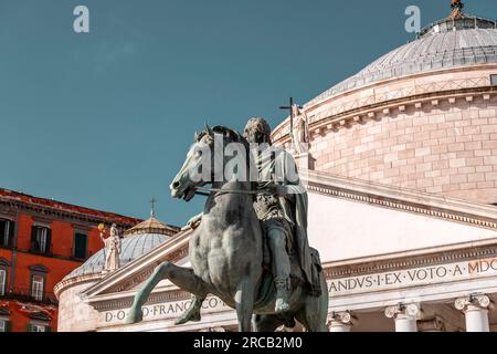 Piazza del Plabiscito, nommée d'après le plébiscite de 21 octobre 1860, qui a fait entrer Naples dans le Royaume unifié d'Italie. Banque D'Images