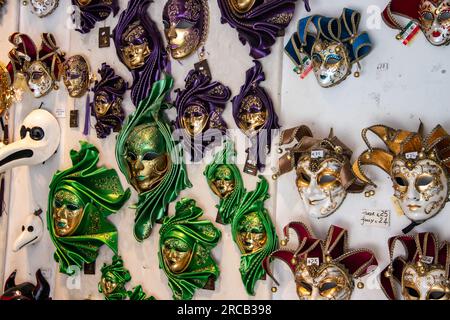 Collection imaginative de masques de carnaval vénitien dans une boutique de souvenirs à Venise Banque D'Images