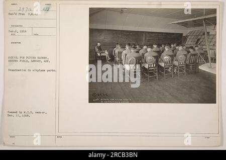 Soldats à Eberts Field à Lonoke, Arkansas, prenant un examen sur des pièces d'avion pendant la première Guerre mondiale. La photographie a été prise le 6 décembre 1918 et a été approuvée par le censeur militaire le 10 décembre 1918. L'image capture les activités d'entraînement à l'École des cadets volants. Banque D'Images