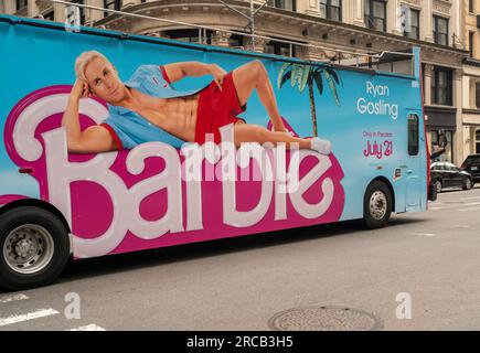 Publicité pour le film “Barbie” avec Ryan Gosling dans le rôle de Ken sur le côté d’un bus touristique à Chelsea à New York le lundi 3 juillet 2023. La sortie du film est prévue pour juillet 21. (© Richard B. Levine) Banque D'Images