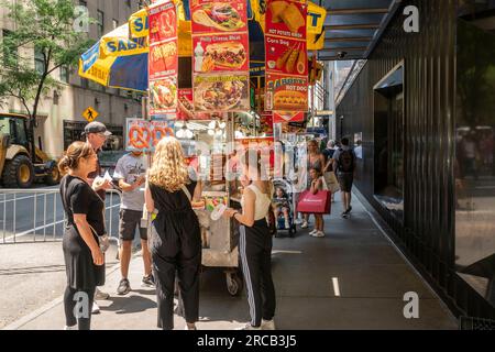 Vendeur de hot-dogs dans Midtown Manhattan est vu le jeudi 6 juillet 2023. (© Richard B. Levine) Banque D'Images