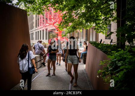 Des foules de visiteurs passent devant l’installation de « Old Tree » de l’artiste Pamela Rosenkranz sur l’épi High Line à New York le vendredi 7 juillet 2023. La sculpture, ressemblant à des vaisseaux sanguins et des organes humains, est visible jusqu'en septembre 2024. (© Richard B. Levine) Banque D'Images