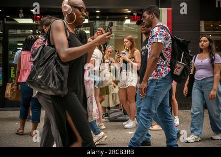 Les Slurpees gratuits sont donnés dans un magasin 7-Eleven à New York le mardi 11 juillet 2023 (7-11, vous le recevez?), le jour férié auto-proclamé, Free Slurpee Day! Les populaires boissons glacées, slushy et sirupeuses sont disponibles dans des saveurs régulières et diététiques, dans des combinaisons, et les magasins ont rempli avec des barils supplémentaires de sirop pour répondre à la demande attendue. Selon les chiffres méticuleux conservés par 7-Eleven, ils vendent en moyenne 14 millions de Slurpees par mois et plus de 150 millions de Slurpees par an. (© Richard B. Levine) Banque D'Images