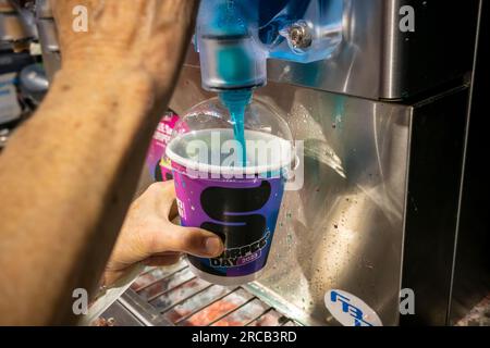 Les Slurpees gratuits sont donnés dans un magasin 7-Eleven à New York le mardi 11 juillet 2023 (7-11, vous le recevez?), le jour férié auto-proclamé, Free Slurpee Day! Les populaires boissons glacées, slushy et sirupeuses sont disponibles dans des saveurs régulières et diététiques, dans des combinaisons, et les magasins ont rempli avec des barils supplémentaires de sirop pour répondre à la demande attendue. Selon les chiffres méticuleux conservés par 7-Eleven, ils vendent en moyenne 14 millions de Slurpees par mois et plus de 150 millions de Slurpees par an. (© Richard B. Levine) Banque D'Images