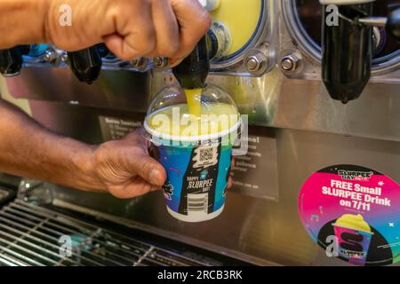 Les Slurpees gratuits sont donnés dans un magasin 7-Eleven à New York le mardi 11 juillet 2023 (7-11, vous le recevez?), le jour férié auto-proclamé, Free Slurpee Day! Les populaires boissons glacées, slushy et sirupeuses sont disponibles dans des saveurs régulières et diététiques, dans des combinaisons, et les magasins ont rempli avec des barils supplémentaires de sirop pour répondre à la demande attendue. Selon les chiffres méticuleux conservés par 7-Eleven, ils vendent en moyenne 14 millions de Slurpees par mois et plus de 150 millions de Slurpees par an. (© Richard B. Levine) Banque D'Images