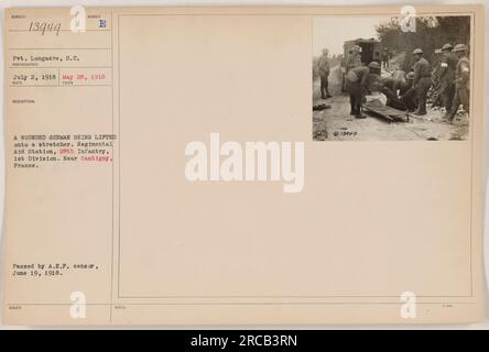 Soldat allemand blessé soulevé sur une civière au poste de secours régimentaire, 28e infanterie, 1e division, près de Cantigny, France. Photo prise le 28 mai 1918 par le soldat Longacre, S.C. et passée par le censeur de l'A.E.F. le 19 juin 1918.' Banque D'Images