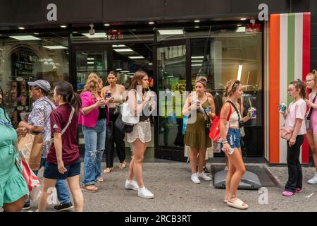 Les Slurpees gratuits sont donnés dans un magasin 7-Eleven à New York le mardi 11 juillet 2023 (7-11, vous le recevez?), le jour férié auto-proclamé, Free Slurpee Day! Les populaires boissons glacées, slushy et sirupeuses sont disponibles dans des saveurs régulières et diététiques, dans des combinaisons, et les magasins ont rempli avec des barils supplémentaires de sirop pour répondre à la demande attendue. Selon les chiffres méticuleux conservés par 7-Eleven, ils vendent en moyenne 14 millions de Slurpees par mois et plus de 150 millions de Slurpees par an. (© Richard B. Levine) Banque D'Images