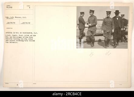 Lieutenant-commandant Albert C. Reed, pilote du NC-4, et secrétaire à la Marine Daniels débarquant du NC-4 après son voyage transatlantique historique. Prise le 20 octobre 1919 par le sergent R.E. Warner, S.C., et une partie de la collection de photographies des activités militaires américaines. Banque D'Images