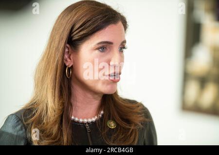 Washington, Vereinigte Staaten. 13 juillet 2023. Nancy Mace (républicaine de Caroline du Sud), représentante des États-Unis, s'entretient avec des journalistes au Capitole des États-Unis à Washington, DC, jeudi 13 juillet 2023. Crédit : Rod Lamkey/CNP/dpa/Alamy Live News Banque D'Images