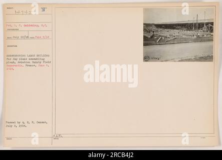 Le soldat L. P. Goldshlag du signal corps est représenté sur cette photographie. L'image le capture participant à la construction d'un grand bâtiment pour une usine d'assemblage d'avions de jour sur le champ d'approvisionnement de l'aviation à Romorantin, en France. La photo a été prise le 8 juin 1918 et approuvée plus tard par l'A.E.F. Censurer le 2 juillet 1918. Banque D'Images