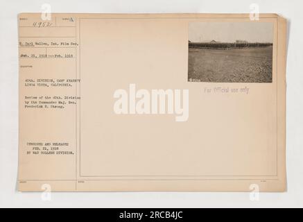 Les soldats de la 40e division au camp Kearney, Linda Vista, en Californie, subissent un examen par leur commandant, le major général Frederick S. Strong. Cette photographie a été prise et diffusée le 21 février 1918 par la Division du Collège de guerre. Usage officiel uniquement. Banque D'Images