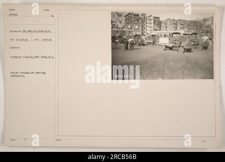 Des véhicules de transport à moteur transportant de l'infanterie participent à la Victory Parade à New York. La photographie a été prise par le lieutenant Geo. H. Lyon le 3 mai 1919, et le numéro de description est RECO 5-15-19. Cette image est classée sous le numéro *44831. Banque D'Images