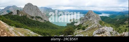 Vue panoramique sur le réservoir de Riaño depuis le Pico del Gilbo Banque D'Images