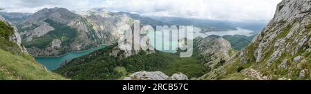 Vue panoramique sur le réservoir de Riaño depuis le Pico del Gilbo Banque D'Images