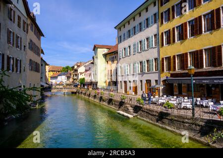 Maisons au bord de la rivière le Thiou, vieille ville, Annecy, région Auvergne-Rhône-Alpes, France Banque D'Images