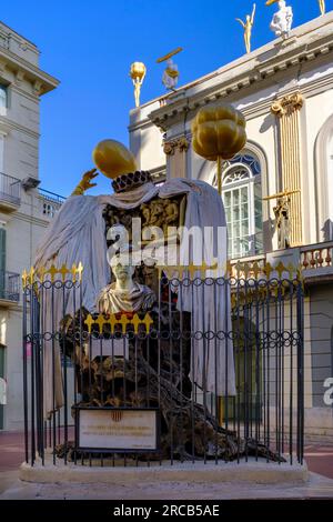 Œuvres d'art en face du théâtre, Teatre-Museu Musée du théâtre Dali, Musée Dali, Figueres, près de Gérone, Catalogne, Espagne Banque D'Images