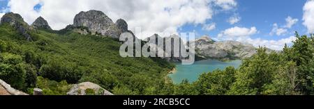 Vue panoramique sur le réservoir de Riaño depuis le Pico del Gilbo Banque D'Images